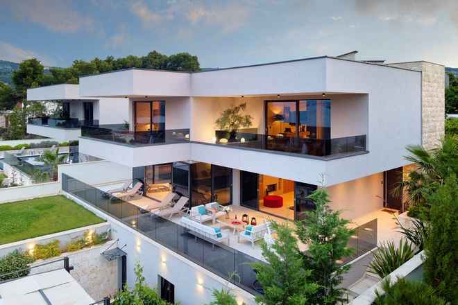 Tres villas exclusivas con vistas impresionantes al mar en Marina, región de Trogir