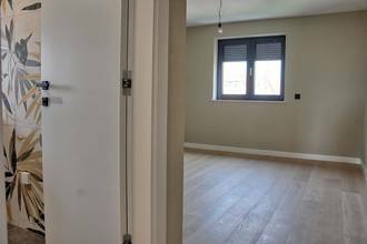 Thumbnail von Şehir ve deniz manzaralı çatı terasıyla modern penthouse