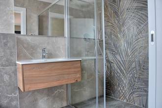 Thumbnail von Şehir ve deniz manzaralı çatı terasıyla modern penthouse