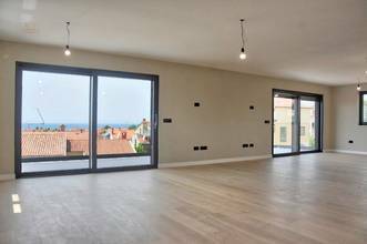 Thumbnail von Şehir ve deniz manzaralı çatı terasıyla modern penthouse