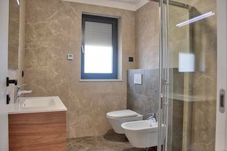 Thumbnail von Şehir ve deniz manzaralı çatı terasıyla modern penthouse