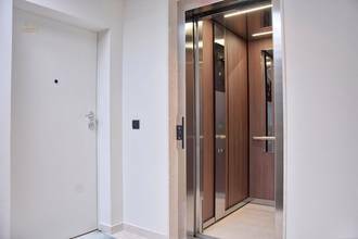 Thumbnail von Şehir ve deniz manzaralı çatı terasıyla modern penthouse