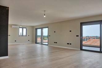 Thumbnail von Şehir ve deniz manzaralı çatı terasıyla modern penthouse