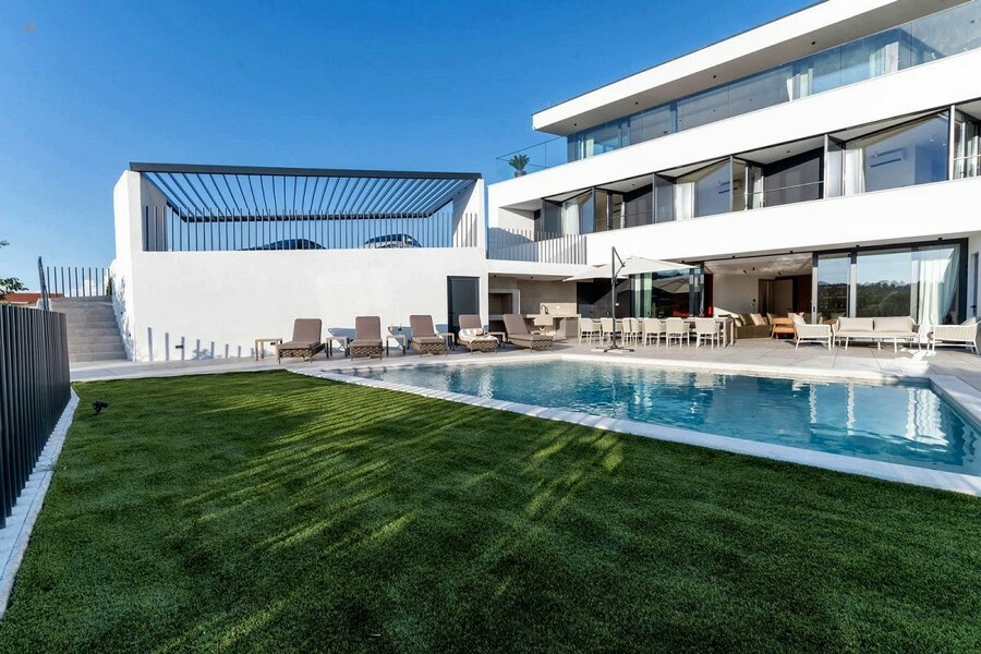 Villa di lusso moderna con piscina e vista mare