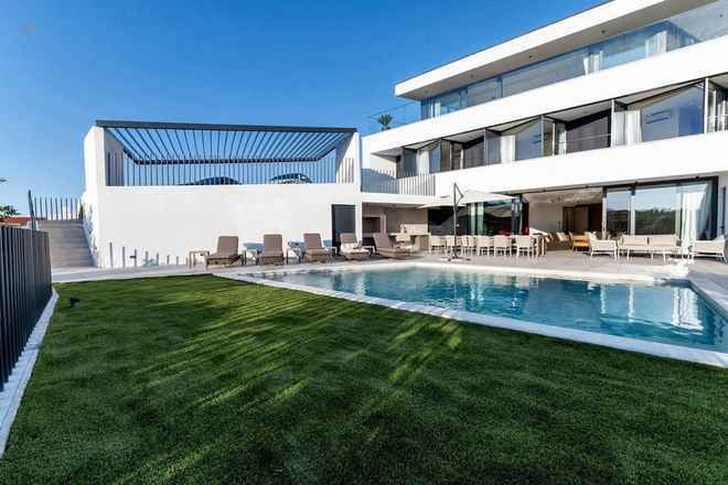 Modern lüks villa yüzme havuzu ve deniz manzarasıyla