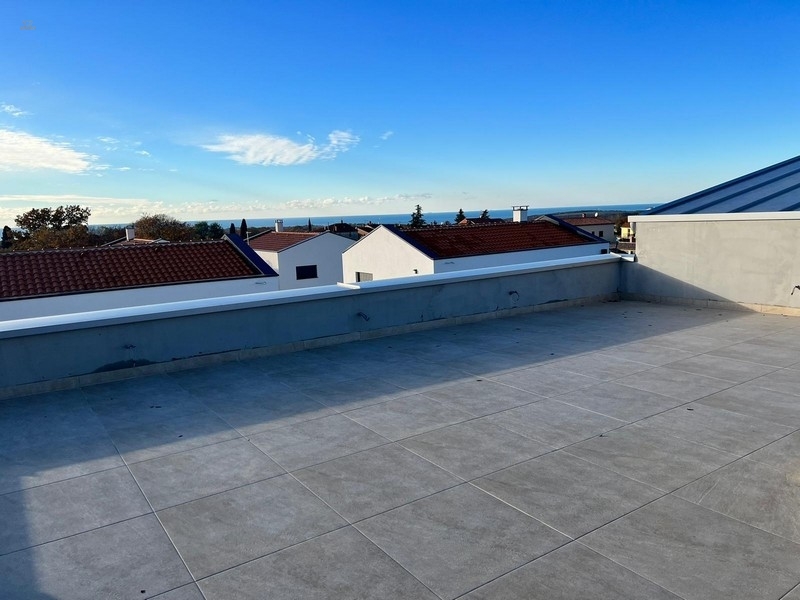 Wohnung mit Dachterrasse und schönem Meerblick, Region Porec