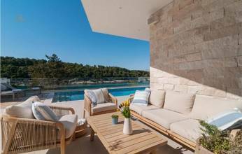 Thumbnail von Moderní vila s bazénem v první řadě k moři