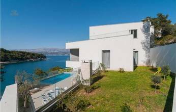 Thumbnail von Moderní vila s bazénem v první řadě k moři