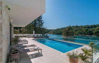 Thumbnail von Moderní vila s bazénem v první řadě k moři