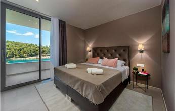 Thumbnail von Moderní vila s bazénem v první řadě k moři