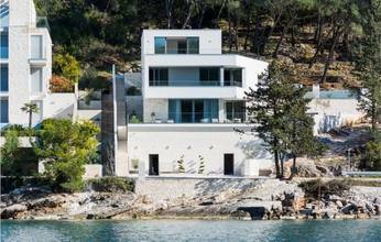 Thumbnail von Moderní vila s bazénem v první řadě k moři