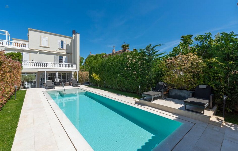 Исключительная вилла с бассейном в отличном месте