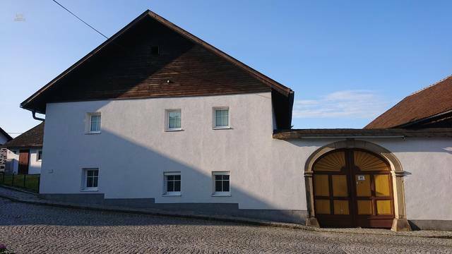 Geschichtsträchtiges Haus mit Potential und Bauerwartungsland (Bieterverfahren)