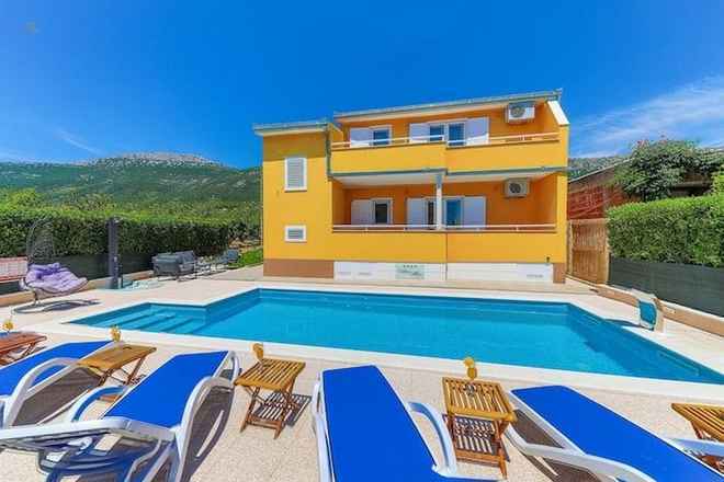 Schönes Mehrfamilienhaus mit Pool und Meerblick in Kaštel Lukšić