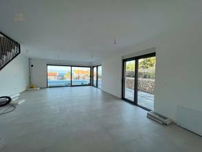 Thumbnail von Moderne Villa mit Swimmingpool und Meerblick