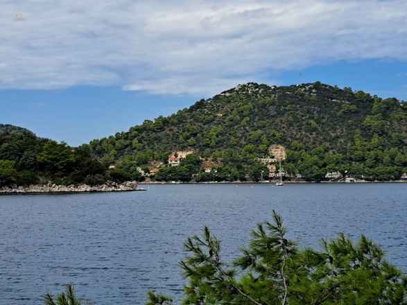 Seltenes Baugrundstück im Naturpark Lastovo: ruhige Lage mit Panorama-Meerblick