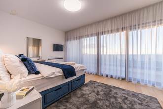 Thumbnail von Moderne Luxusvilla mit Swimmingpool und Dachterrasse