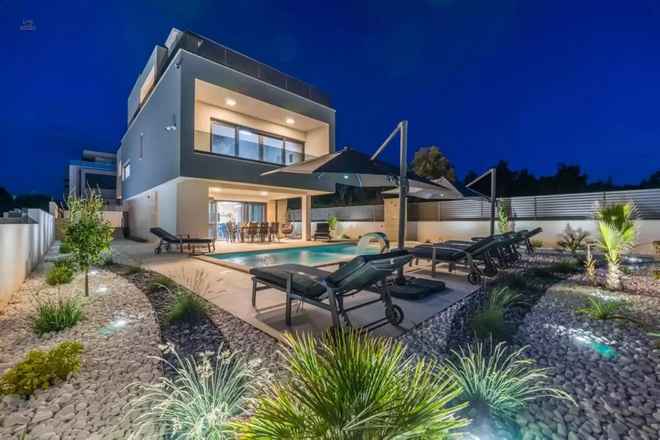 Moderne Luxusvilla mit Swimmingpool und Dachterrasse