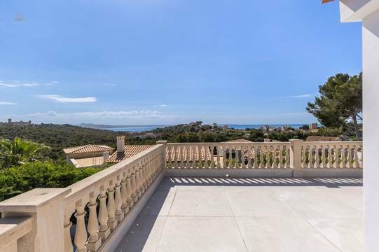 Exklusive Villa mit großer Dachterrasse und Meerblick in Genova