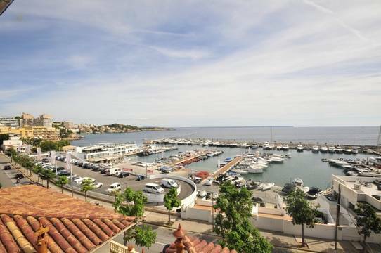 Geräumiges Haus im mallorquinischen Stil in der ersten Reihe zum Meer