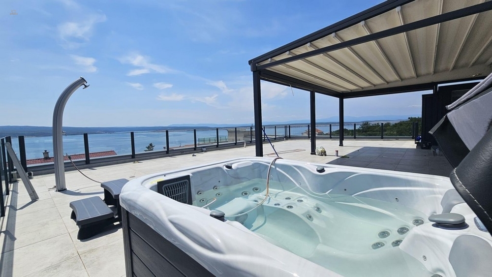 Modernes Penthouse mit Dachterrasse und Whirlpool