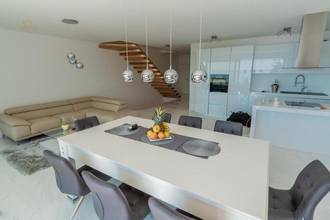 Thumbnail von Luxuriöse Doppelhaushälfte mit Swimmingpool und Panorama-Meerblick