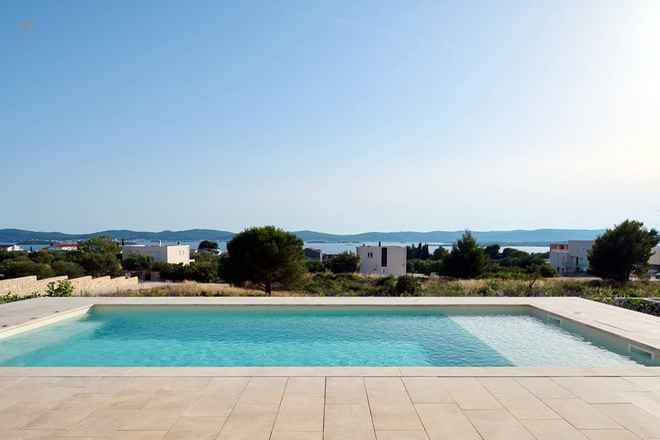 Moderne Luxusvilla mit Swimmingpool und Meerblick