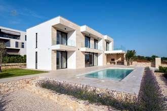 Thumbnail von Moderne Luxusvilla mit Swimmingpool und Meerblick