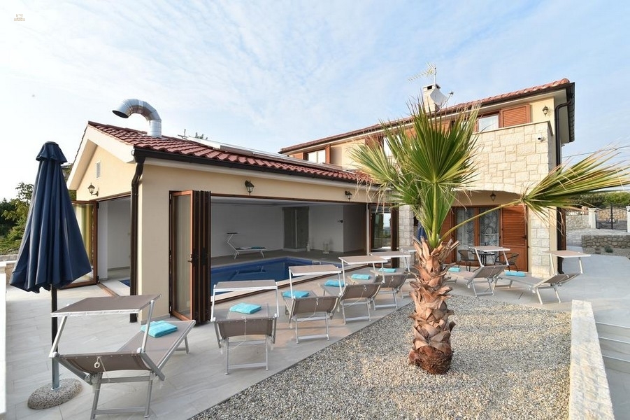 Villa mediterránea con piscina en una ubicación tranquila, región de Krk