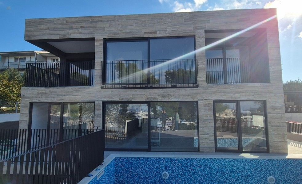 Moderne Villa mit Swimmingpool in der 1. Reihe zum Meer / Yachthafen