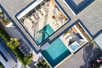 Thumbnail von Villa moderna con piscina y vista al mar