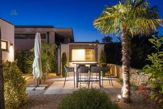 Thumbnail von Villa moderna con piscina y vista al mar