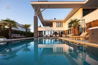 Thumbnail von Villa moderna con piscina y vista al mar