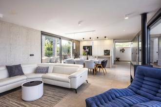 Thumbnail von Villa moderna con piscina y vista al mar