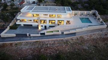 Thumbnail von Villa di lusso moderna con piscina e vista mare