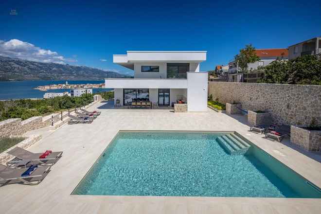 Villa de luxe moderne avec piscine et vue sur la mer