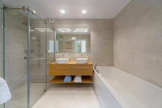 Thumbnail von Villa di lusso moderna con piscina e vista mare