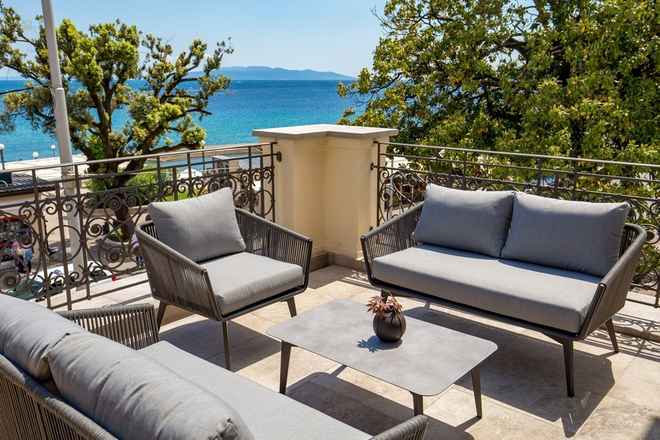 海の近くの高級アパートメント