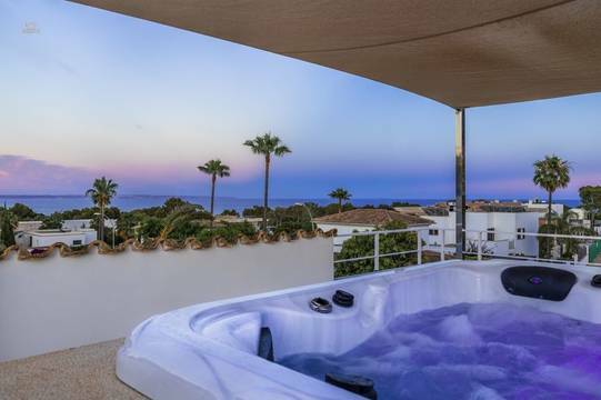 Villa mit hochwertiger Ausstattung und Pool und Meerblick