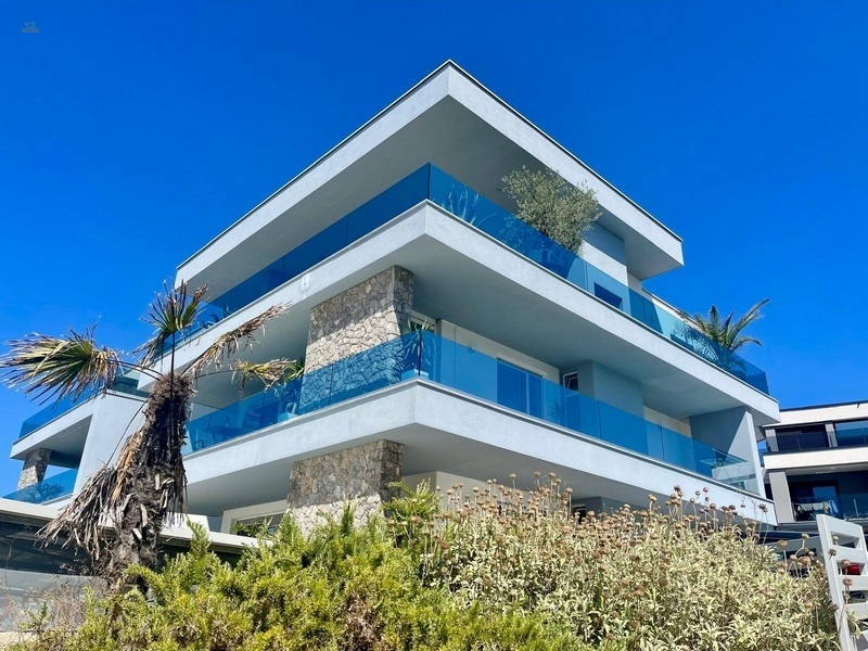 Moderne Wohnung mit Garten und Swimmingpool