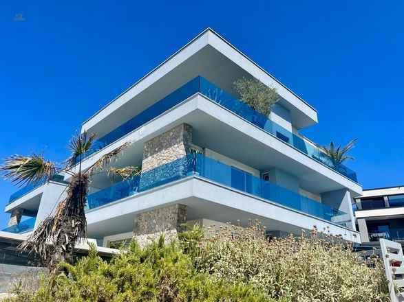 Moderne Wohnung mit Garten und Swimmingpool