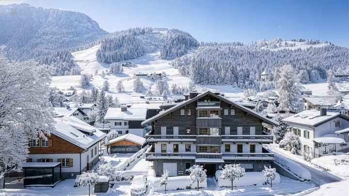 中心地の一等地にあるプール付きの高級アパートメント