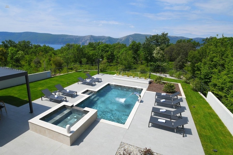 Attraktive Villa mit Pool und Blick auf das Meer