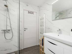 Thumbnail von Haus mit Swimmingpool und Blick auf das Meer