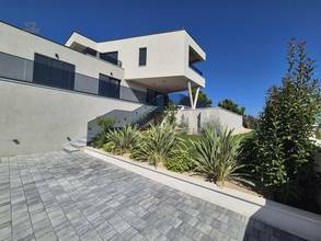 Thumbnail von Moderne Villa mit Swimmingpool und Meerblick