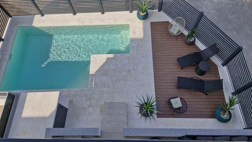 Erdgeschosswohnung mit Garten und Pool