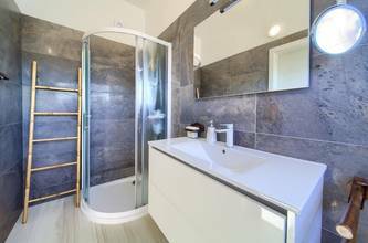 Thumbnail von Moderne Villa mit Stadt- und Meerblick