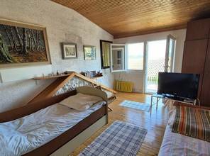 Thumbnail von Traditionelles Steinhaus mit großem Garten