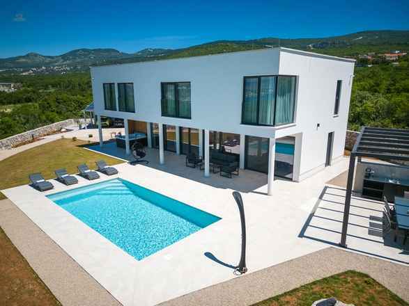 Moderne Villa mit Pool und Meerblick