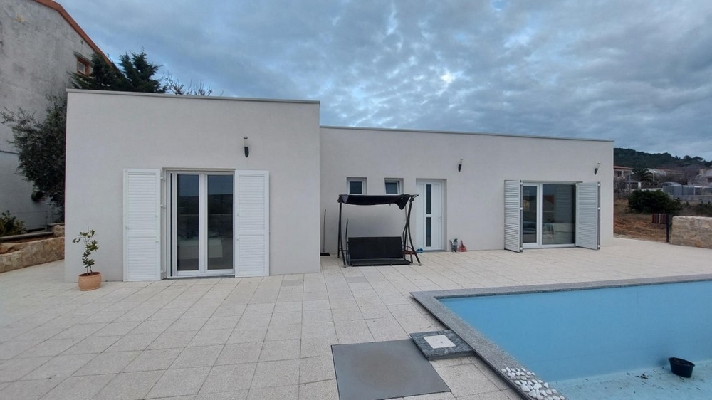 Moderner Bungalow mit Swimmingpool